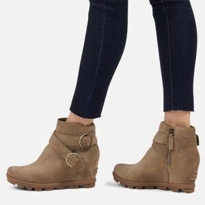 EUC - Sorel Joan of Arctic Wedge ll Buckle Boot - Size 10.5